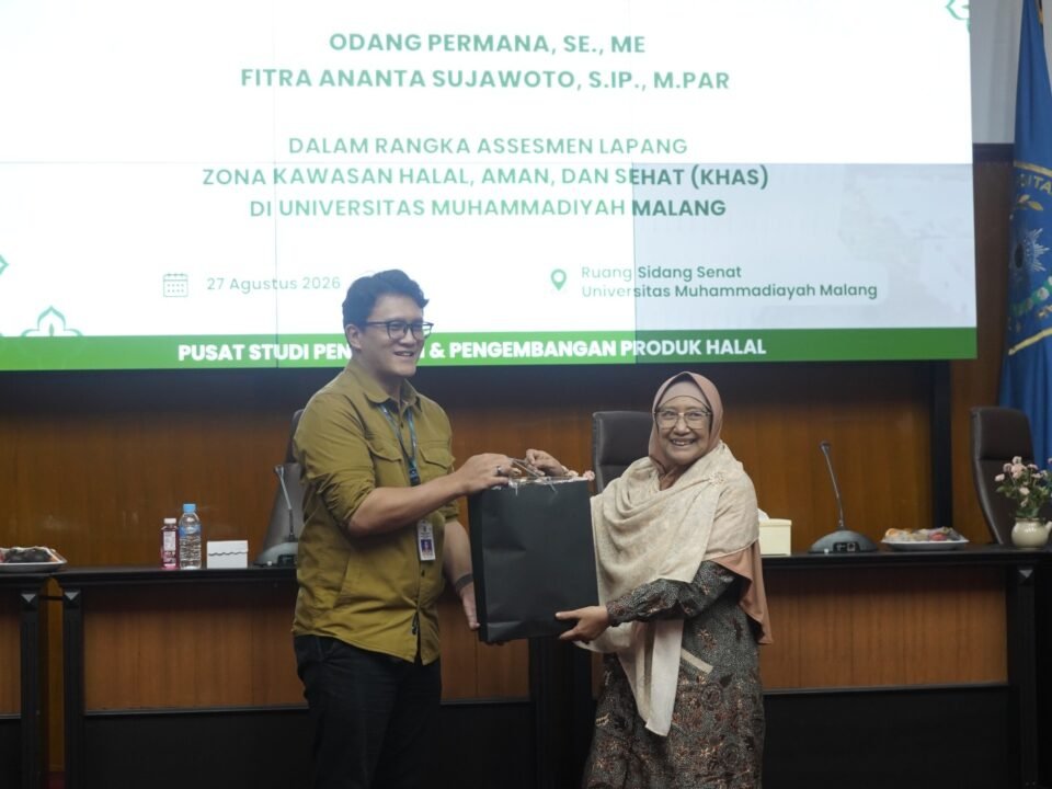 Kepala Pusat Studi Produk Halal Universitas Muhammadiyah Malang (UMM), Prof. Elfi Anis Saati, menerima cenderamata dari tim penilai IMTI usai pelaksanaan Asesmen Lapangan Zona KHAS UMM.