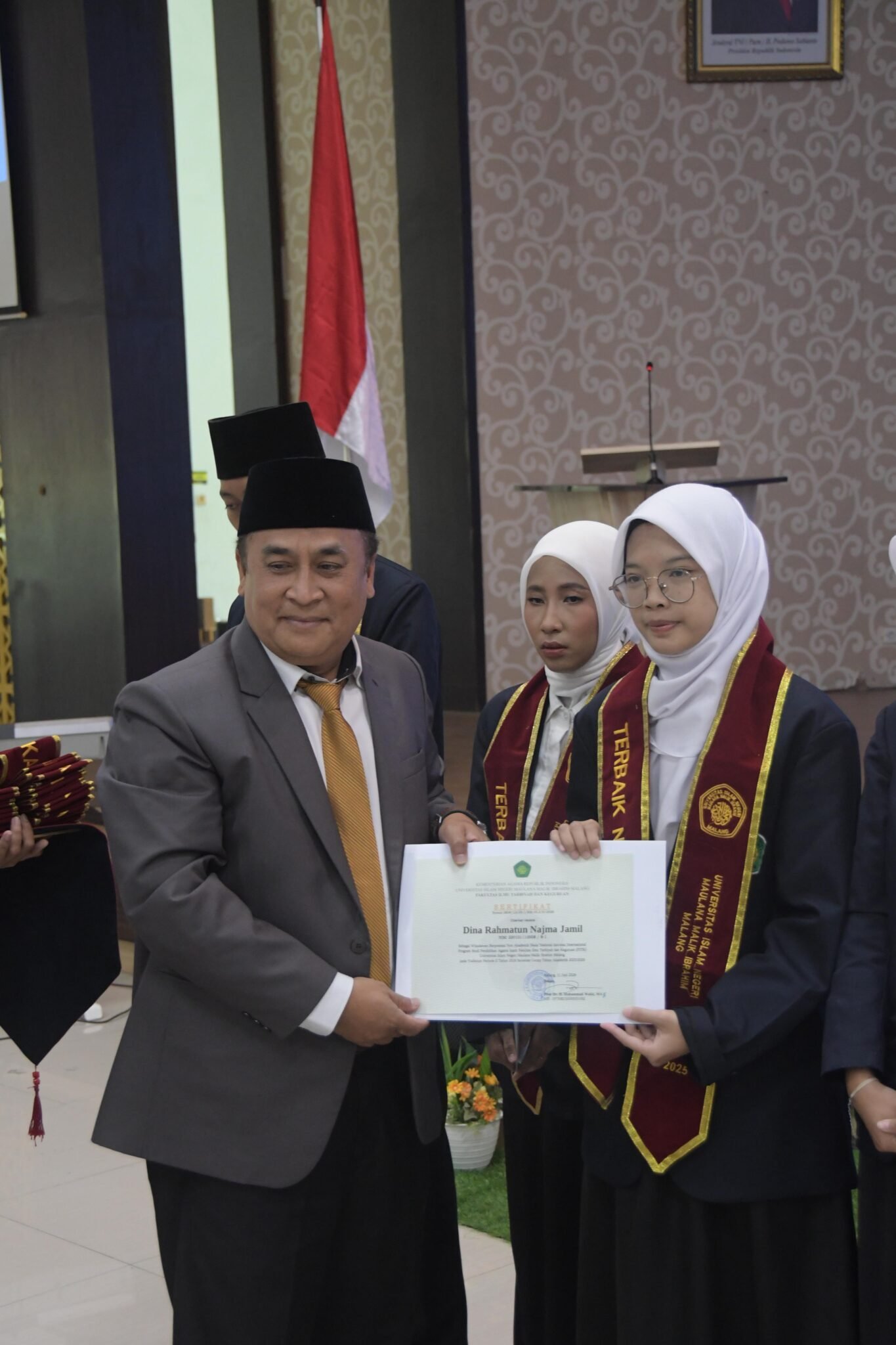 Dari Prestasi ke Kepercayaan, Mahasiswa PAI FTIK UIN Malang Baca Ayat Suci pada Wisuda ke-93