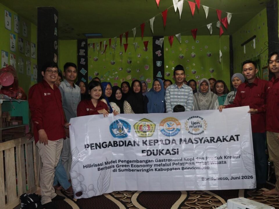 Dokumentasi Bersama Kegiatan Tingkatkan Daya Saing Desa Kluncing, Tim PKM Gelar Pelatihan Gastronomi Kopi Berbasis Green Economy