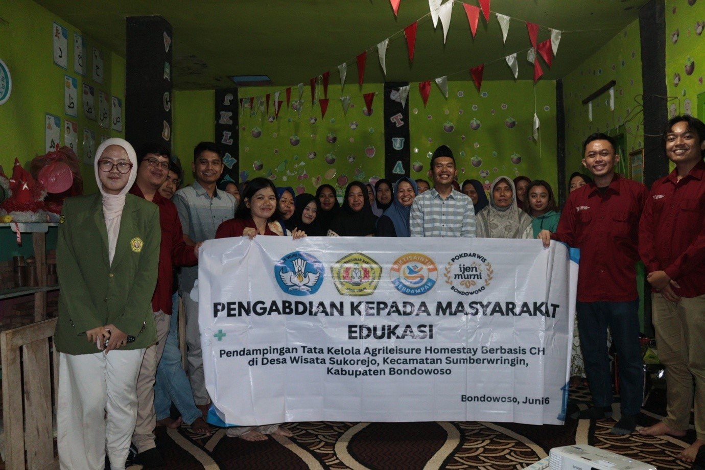 Dokumentasi Foto Bersama Kegiatan di Kampung Kopi Kluncing, Desa Wisata Sukorejo, Bondowoso