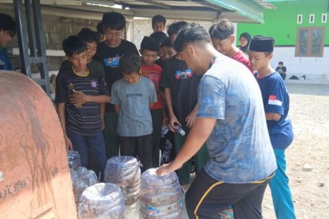 Dokumentasi Kegiatan UPN “Veteran” Jatim Bekali Siswa SMK Darunnajah dengan Keterampilan Budidaya Hidroponik