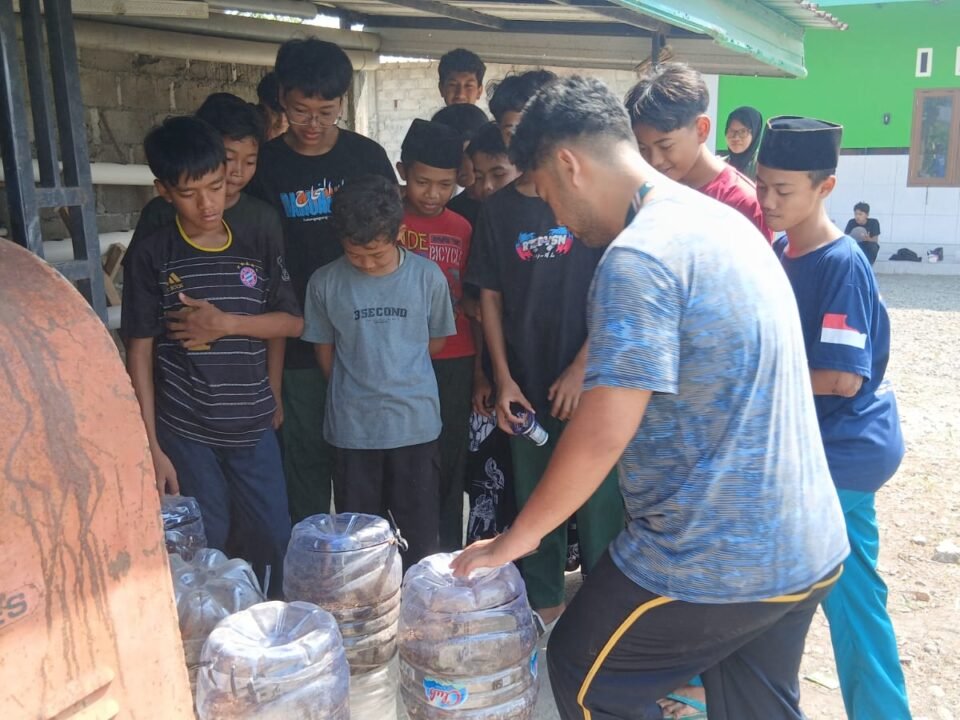 Dokumentasi Kegiatan UPN “Veteran” Jatim Bekali Siswa SMK Darunnajah dengan Keterampilan Budidaya Hidroponik