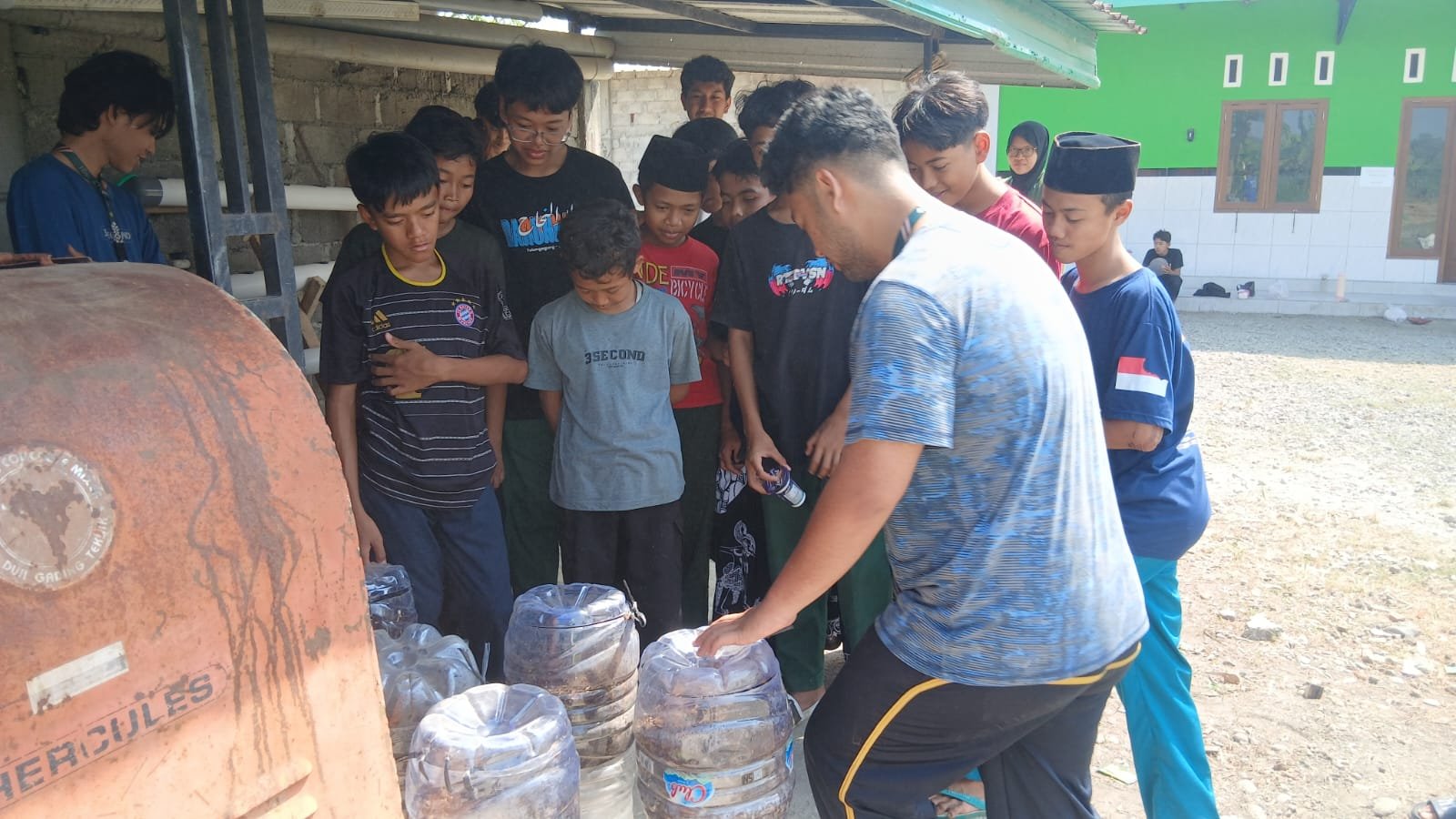 Dokumentasi Kegiatan UPN “Veteran” Jatim Bekali Siswa SMK Darunnajah dengan Keterampilan Budidaya Hidroponik