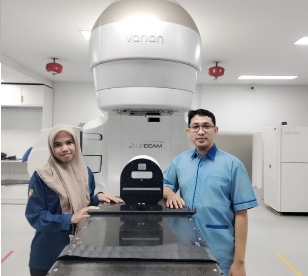 Dokumentasi bersama pembimbing lapangan setelah pelaksanaan PSQA di ruang LINAC.
