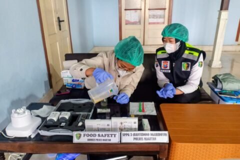 Sidokkes menguji kelayakan MBG dari tiga SPPG di bawah naungan Polres Magetan yang kemudian dipastikan aman dan layak konsumsi./dok.HUM-DNY