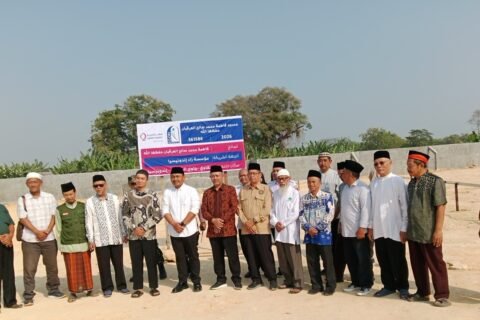 Bupati Ony (keenam dari kiri) hadir dalam peletakan batu pertama pembangunan Masjid Fatimah Islamic Center di Klitik, Ngawi yang melibatkan kerja sama NU Care LAZISNU PCNU Ngawi dengan Qatar Charity./dok.QONY