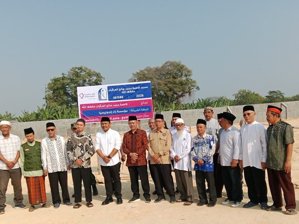 Bupati Ony (keenam dari kiri) hadir dalam peletakan batu pertama pembangunan Masjid Fatimah Islamic Center di Klitik, Ngawi yang melibatkan kerja sama NU Care LAZISNU PCNU Ngawi dengan Qatar Charity./dok.QONY