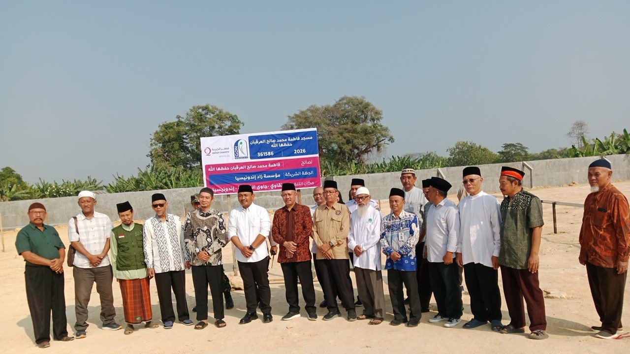 Bupati Ony (keenam dari kiri) hadir dalam peletakan batu pertama pembangunan Masjid Fatimah Islamic Center di Klitik, Ngawi yang melibatkan kerja sama NU Care LAZISNU PCNU Ngawi dengan Qatar Charity./dok.QONY