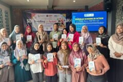 Para peserta dan mahasiswa PPG UMM mengabadikan momen kebersamaan sembari memegang buku panduan program Bonding in Action di SD Muhammadiyah 4 Kota Malang.