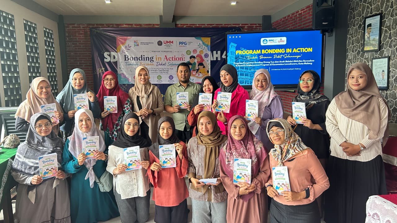 Para peserta dan mahasiswa PPG UMM mengabadikan momen kebersamaan sembari memegang buku panduan program Bonding in Action di SD Muhammadiyah 4 Kota Malang.