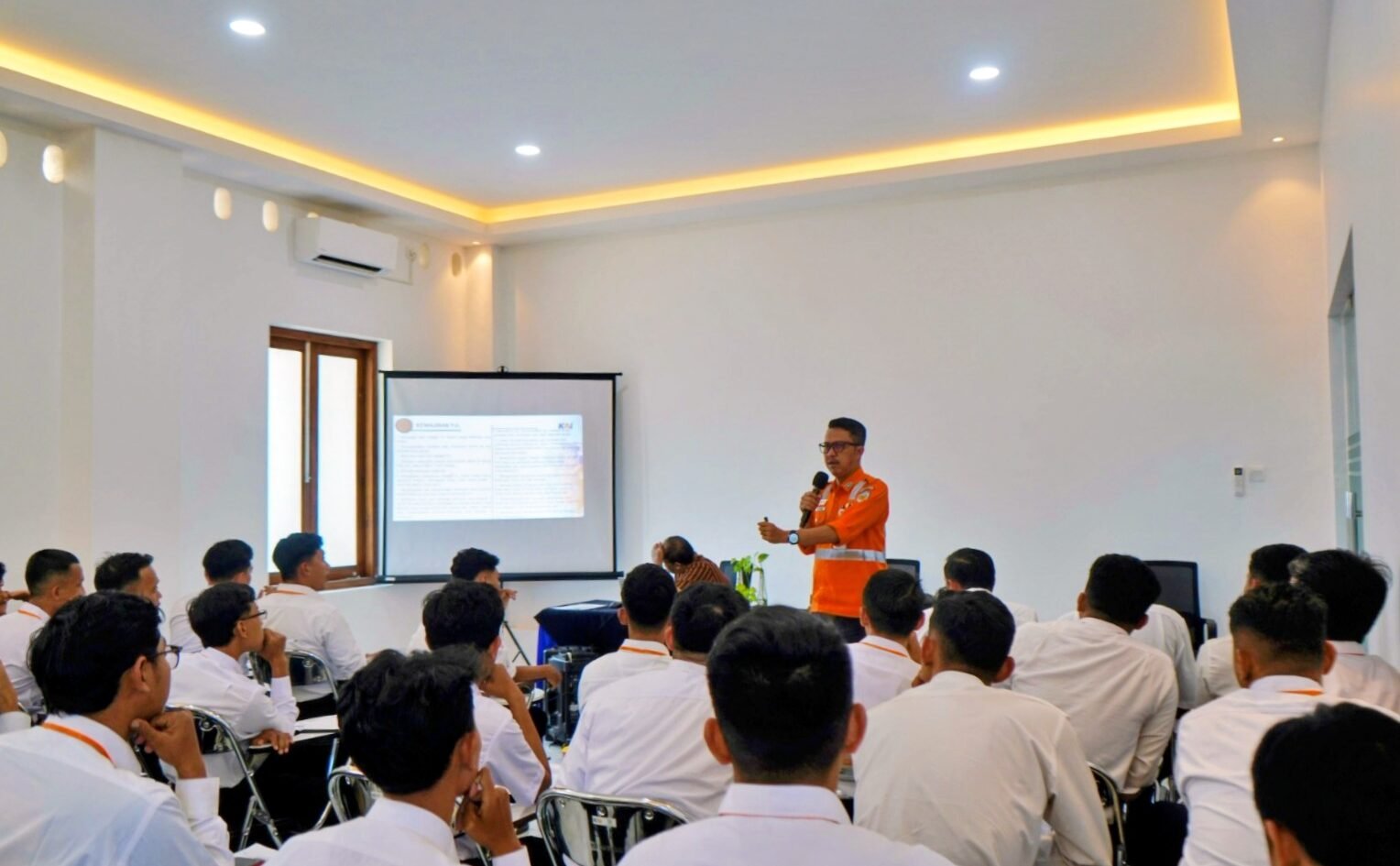 KAI Daop 7 Madiun menggelar diklat kompetensi petugas sebagai penyelaras adanya pembangunan infrastruktur peningkatan keselamatan di perlintasan./dok.HUM-DNY