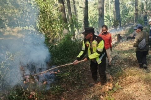 Kerja sama Polisi, Perhutani, dan warga untuk memadamkan kebakaran di kawasan lereng Gunung Lawu, Minggu (6/9)./dok.HUM-DNY