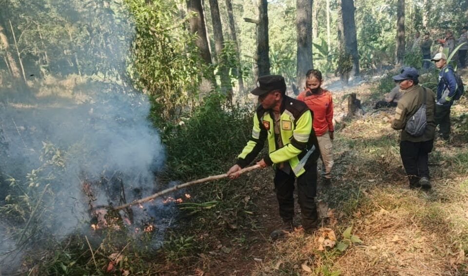 Kerja sama Polisi, Perhutani, dan warga untuk memadamkan kebakaran di kawasan lereng Gunung Lawu, Minggu (6/9)./dok.HUM-DNY