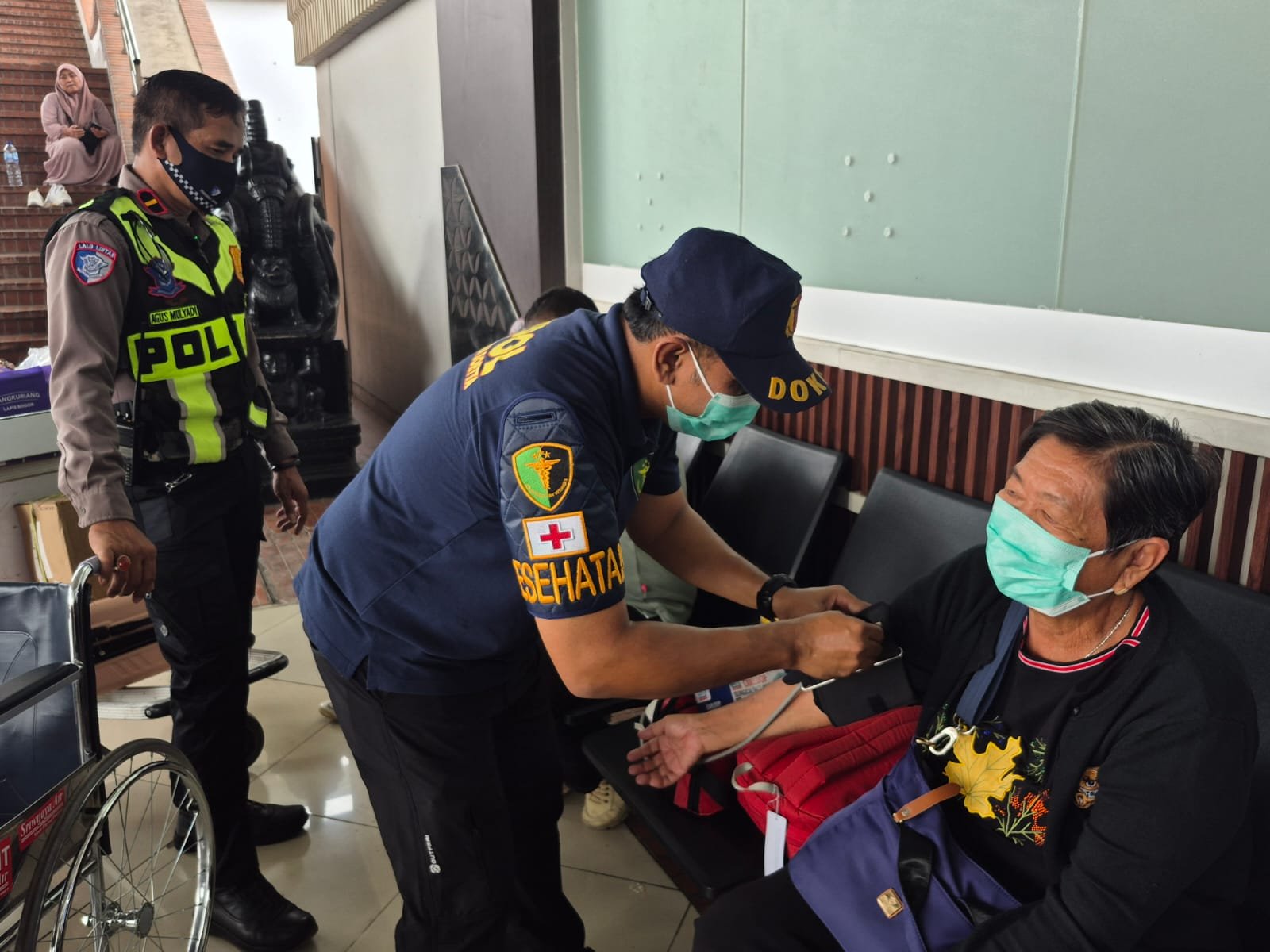 Polresta Bandara Soetta Beri Layanan Kesehatan dan Masker Gratis untuk Penumpang Pesawat yang Tertunda Akibat Erupsi Anak Krakatau