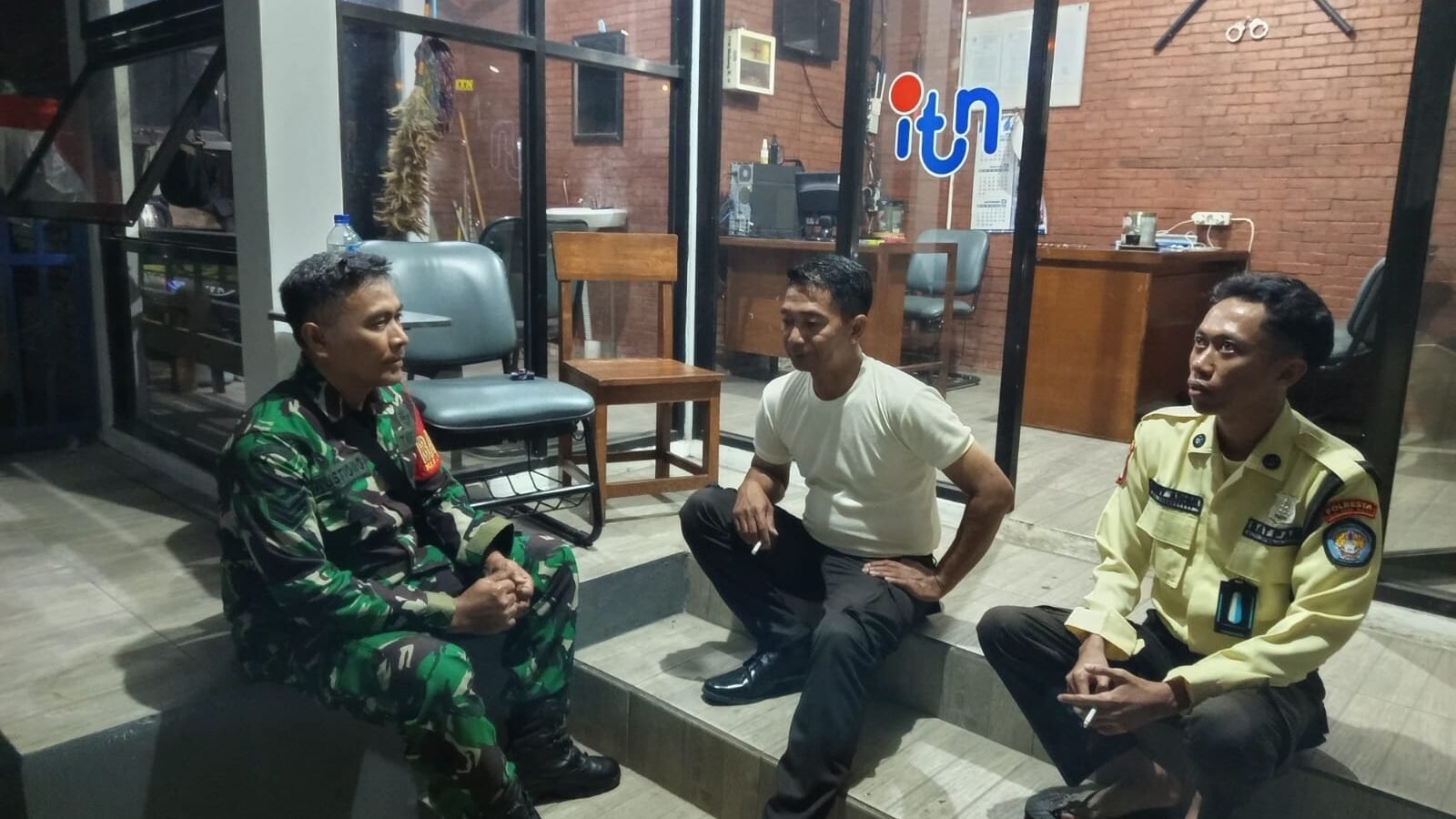 Serka Kustiono, Babinsa Tasikmadu Koramil 0833-05/Lowokwaru melaksanakan patroli malam bersama warga setempat.