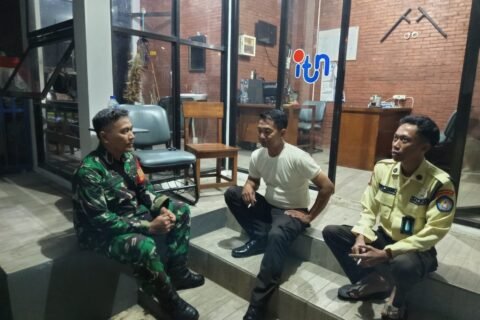 Serka Kustiono, Babinsa Tasikmadu Koramil 0833-05/Lowokwaru melaksanakan patroli malam bersama warga setempat.