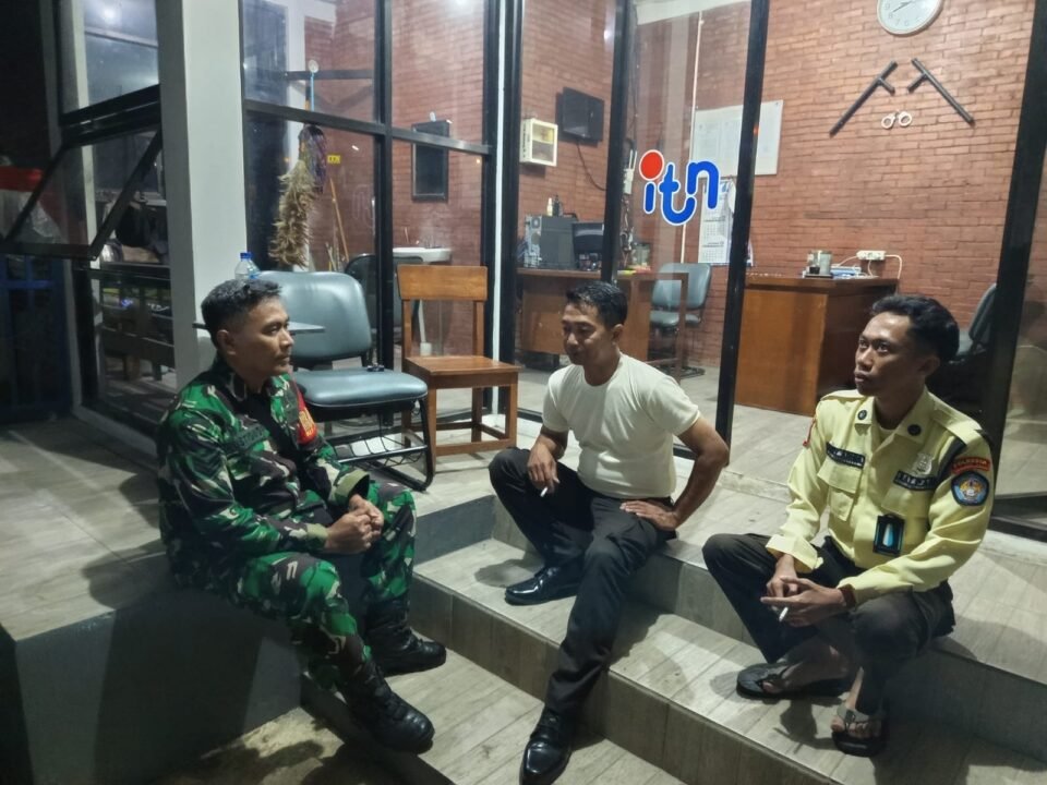 Serka Kustiono, Babinsa Tasikmadu Koramil 0833-05/Lowokwaru melaksanakan patroli malam bersama warga setempat.