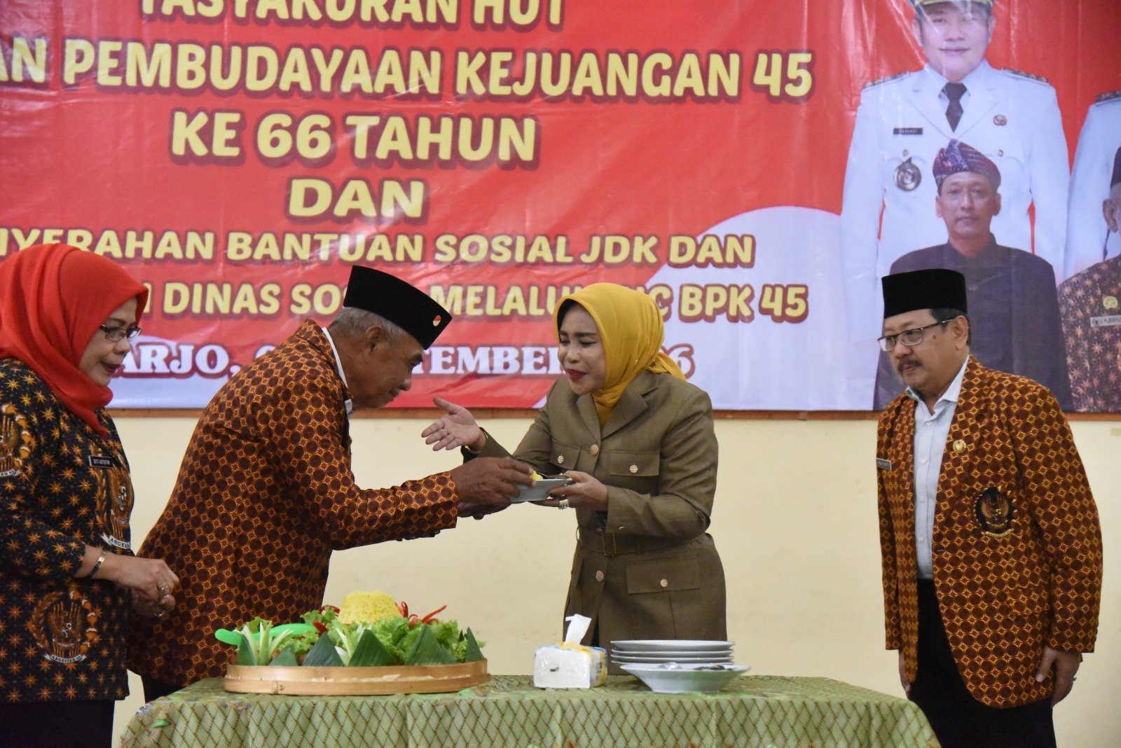 Wabup Mimik Salurkan Bantuan untuk 300 Janda Perintis Kemerdekaan dan Warakawuri