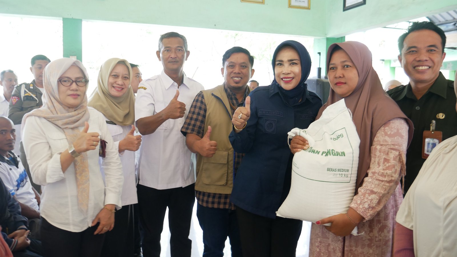 Wabup Mimik Salurkan Bantuan Beras untuk 1.239 Warga di Tulangan dan Krembung