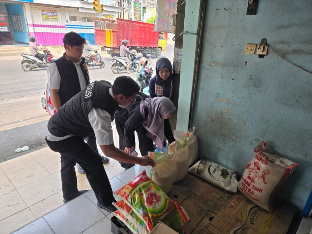 Satgas Pangan Polres Madiun mengecek harga beras di Pasar Pagotan./dok.DNY-HUM