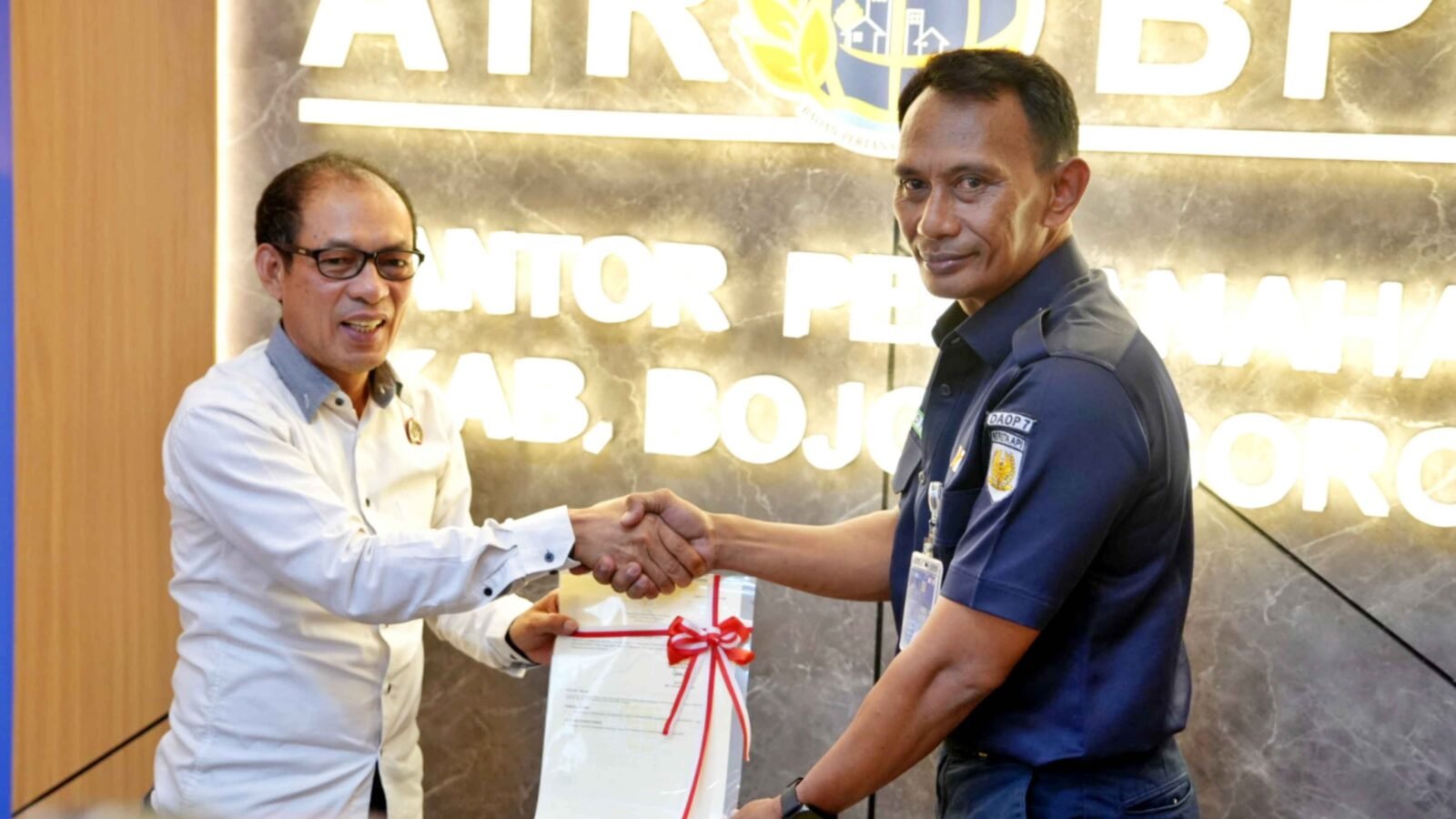 KAI Daop 7 Madiun menerima sertifikat Hak Pakai Aset dari ATR/BPN Bojonegoro./dok.DNY-HUM