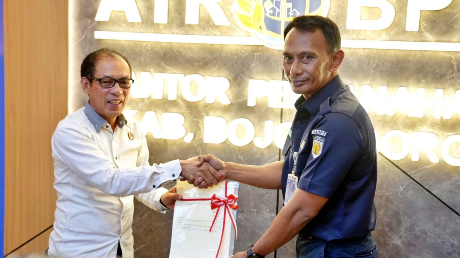 KAI Daop 7 Madiun menerima sertifikat Hak Pakai Aset dari ATR/BPN Bojonegoro./dok.DNY-HUM