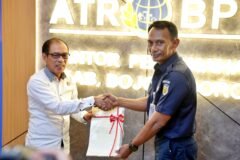 KAI Daop 7 Madiun menerima sertifikat Hak Pakai Aset dari ATR/BPN Bojonegoro./dok.DNY-HUM