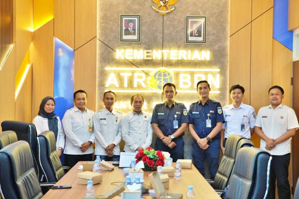 KAI Daop 7 Madiun dan ATR/BPN Bojonegoro saat serah terima sertifikat Hak Pakai Aset seluas 41.067 m²./dok.DNY-HUM