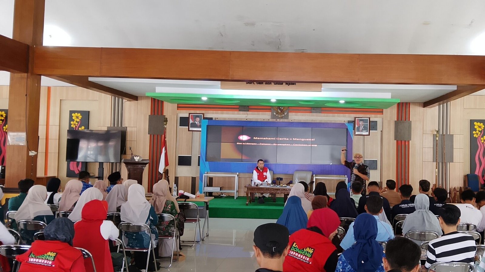 Kak Awam, Pendiri Kampung Dongeng Indonesia saat hadir di Gedung Kesenian Kabupaten Ngawi, Kamis (17/9/2026)./dok.QONY