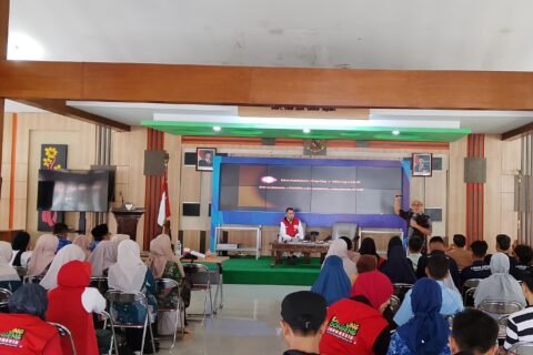 Kak Awam, Pendiri Kampung Dongeng Indonesia saat hadir di Gedung Kesenian Kabupaten Ngawi, Kamis (17/9/2026)./dok.QONY