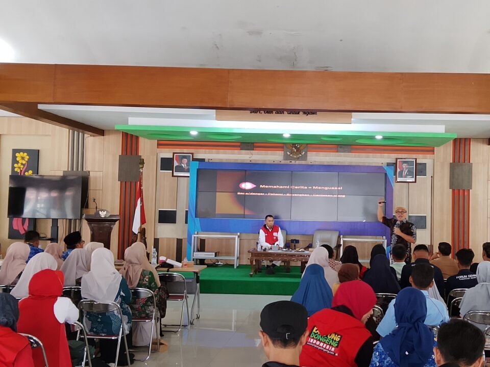 Kak Awam, Pendiri Kampung Dongeng Indonesia saat hadir di Gedung Kesenian Kabupaten Ngawi, Kamis (17/9/2026)./dok.QONY