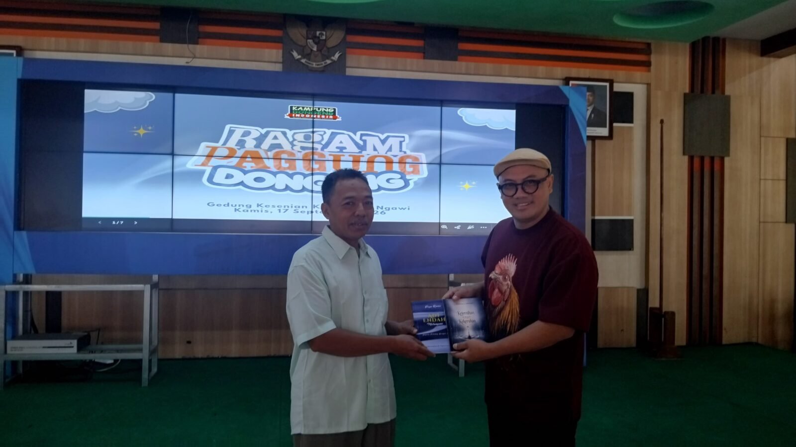 Agustiawan menyerahkan buku karyanya kepada Founder Kampung Dongeng Indonesia, Kak Awam di Gedung Kesenian Kabupaten Ngawi dalam Ragam Panggung Dongeng, Kamis (17/9/2026) pagi./dok.QONY