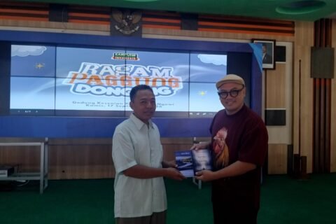 Agustiawan menyerahkan buku karyanya kepada Founder Kampung Dongeng Indonesia, Kak Awam di Gedung Kesenian Kabupaten Ngawi dalam Ragam Panggung Dongeng, Kamis (17/9/2026) pagi./dok.QONY