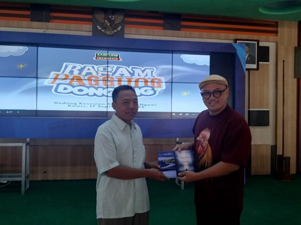 Agustiawan menyerahkan buku karyanya kepada Founder Kampung Dongeng Indonesia, Kak Awam di Gedung Kesenian Kabupaten Ngawi dalam Ragam Panggung Dongeng, Kamis (17/9/2026) pagi./dok.QONY