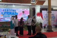 Adinda Ridha Afifah berfoto bersama Bupati Ngawi saat peluncuran buku Menjaga Nyala di Tanah Ngawi, Rabu (16/9) pagi./dok.QONY