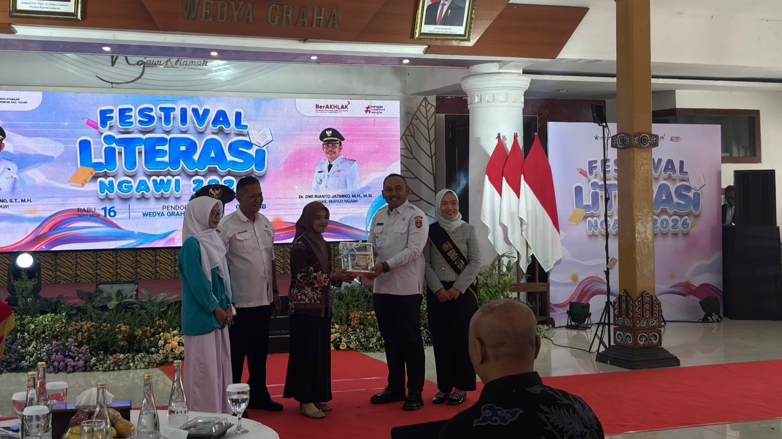 Adinda Ridha Afifah berfoto bersama Bupati Ngawi saat peluncuran buku Menjaga Nyala di Tanah Ngawi, Rabu (16/9) pagi./dok.QONY