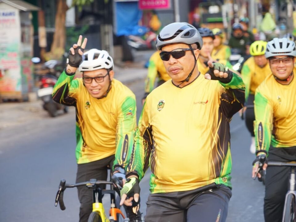 Bupati Madiun, Hari Wuryanto naik sepeda (gowes) ke kantor tiap Jumat./dok.DNY-Kominfo