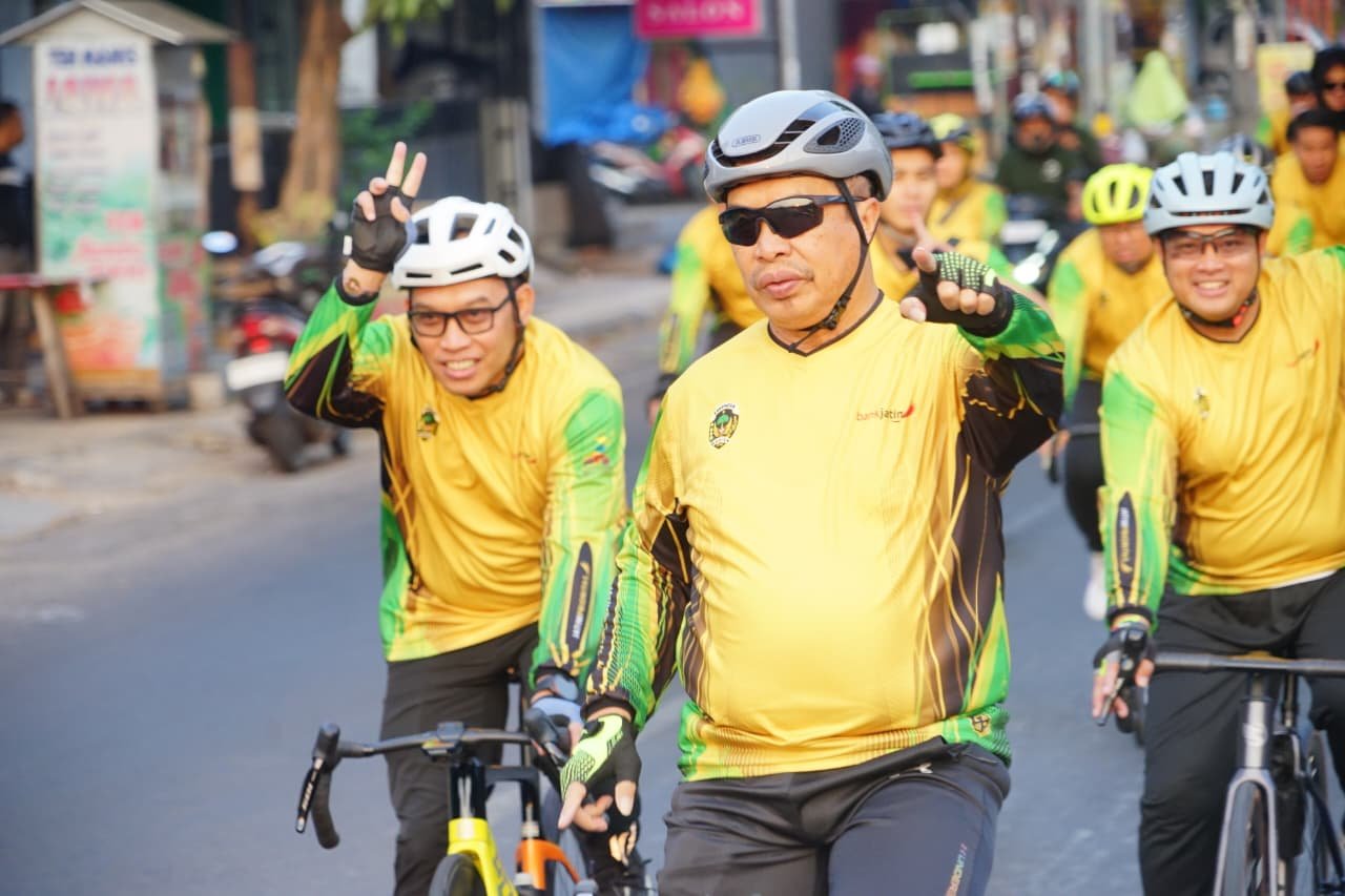 Bupati Madiun, Hari Wuryanto naik sepeda (gowes) ke kantor tiap Jumat./dok.DNY-Kominfo
