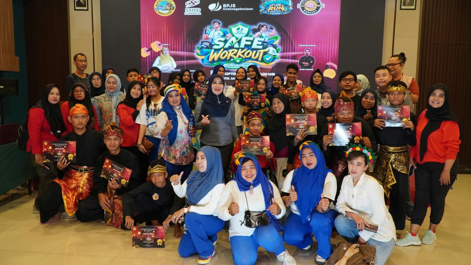 Anggota DPD RI Jawa Timur, Dr. Lia Istifhama (tengah), berfoto bersama anak-anak spesial dan para peserta dengan penuh keceriaan dalam acara Safe Workout bersama BPJS Ketenagakerjaan di Hotel Sahid Surabaya, Rabu (16/09).