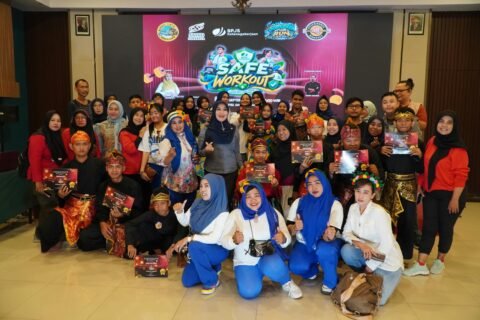 Anggota DPD RI Jawa Timur, Dr. Lia Istifhama (tengah), berfoto bersama anak-anak spesial dan para peserta dengan penuh keceriaan dalam acara Safe Workout bersama BPJS Ketenagakerjaan di Hotel Sahid Surabaya, Rabu (16/09).