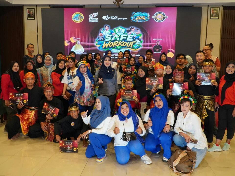 Anggota DPD RI Jawa Timur, Dr. Lia Istifhama (tengah), berfoto bersama anak-anak spesial dan para peserta dengan penuh keceriaan dalam acara Safe Workout bersama BPJS Ketenagakerjaan di Hotel Sahid Surabaya, Rabu (16/09).