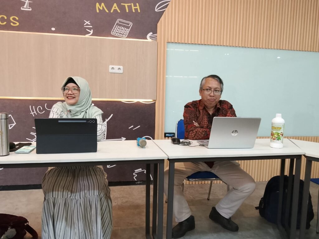 Farida Rahayu (kiri) saat tengah berada dalam sebuah forum diskusi. Sebagai Peneliti Ahli Madya, ia berfokus pada pengembangan rekayasa genetika dan teknologi bioproses untuk memberikan solusi inovatif di bidang bioenergi, kesehatan, pertanian, hingga pelestarian lingkungan.