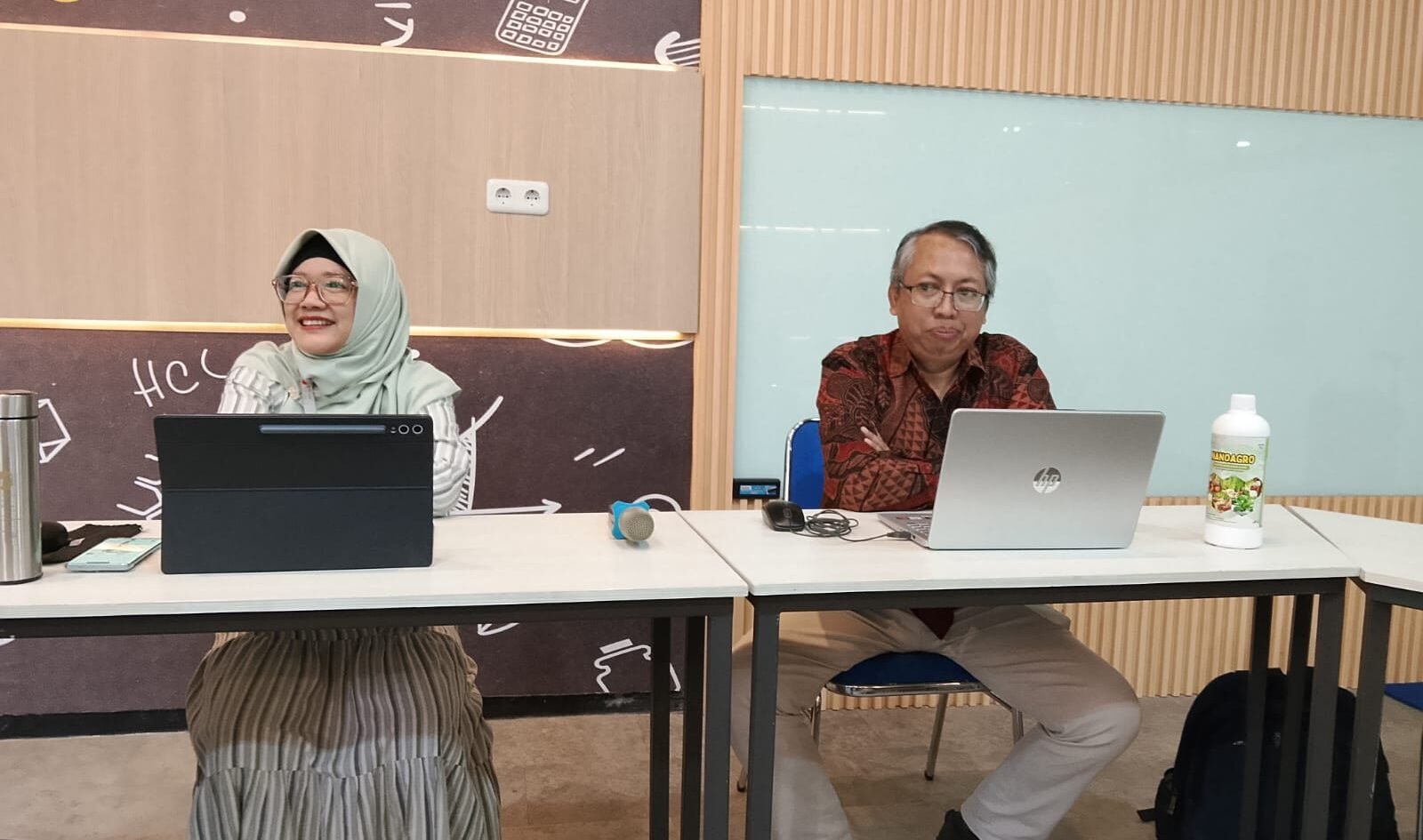 Farida Rahayu (kiri) saat tengah berada dalam sebuah forum diskusi. Sebagai Peneliti Ahli Madya, ia berfokus pada pengembangan rekayasa genetika dan teknologi bioproses untuk memberikan solusi inovatif di bidang bioenergi, kesehatan, pertanian, hingga pelestarian lingkungan.