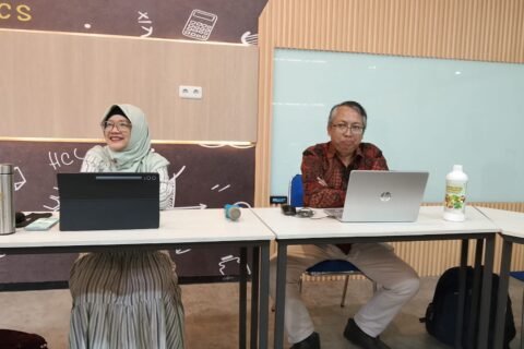 Farida Rahayu (kiri) saat tengah berada dalam sebuah forum diskusi. Sebagai Peneliti Ahli Madya, ia berfokus pada pengembangan rekayasa genetika dan teknologi bioproses untuk memberikan solusi inovatif di bidang bioenergi, kesehatan, pertanian, hingga pelestarian lingkungan.