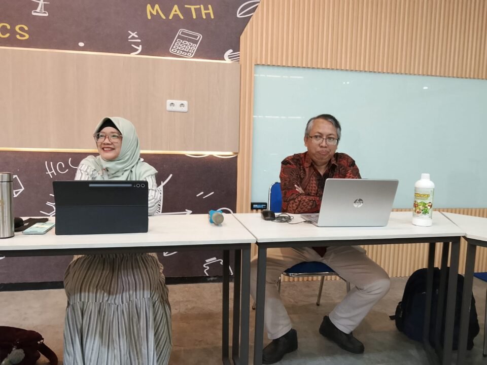 Farida Rahayu (kiri) saat tengah berada dalam sebuah forum diskusi. Sebagai Peneliti Ahli Madya, ia berfokus pada pengembangan rekayasa genetika dan teknologi bioproses untuk memberikan solusi inovatif di bidang bioenergi, kesehatan, pertanian, hingga pelestarian lingkungan.