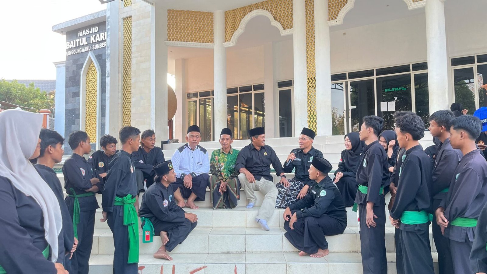 Pengurus Pagar Nusa Donomulyo dan Pagar Nusa Kabupaten Malang bercengkerama di teras Masjid Baitul Kharim, Sumberoto, Sabtu (19/9)./dok.ROF
