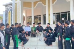 Pengurus Pagar Nusa Donomulyo dan Pagar Nusa Kabupaten Malang bercengkerama di teras Masjid Baitul Kharim, Sumberoto, Sabtu (19/9)./dok.ROF