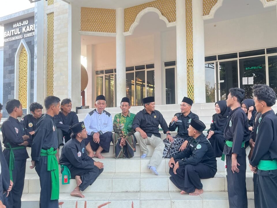 Pengurus Pagar Nusa Donomulyo dan Pagar Nusa Kabupaten Malang bercengkerama di teras Masjid Baitul Kharim, Sumberoto, Sabtu (19/9)./dok.ROF