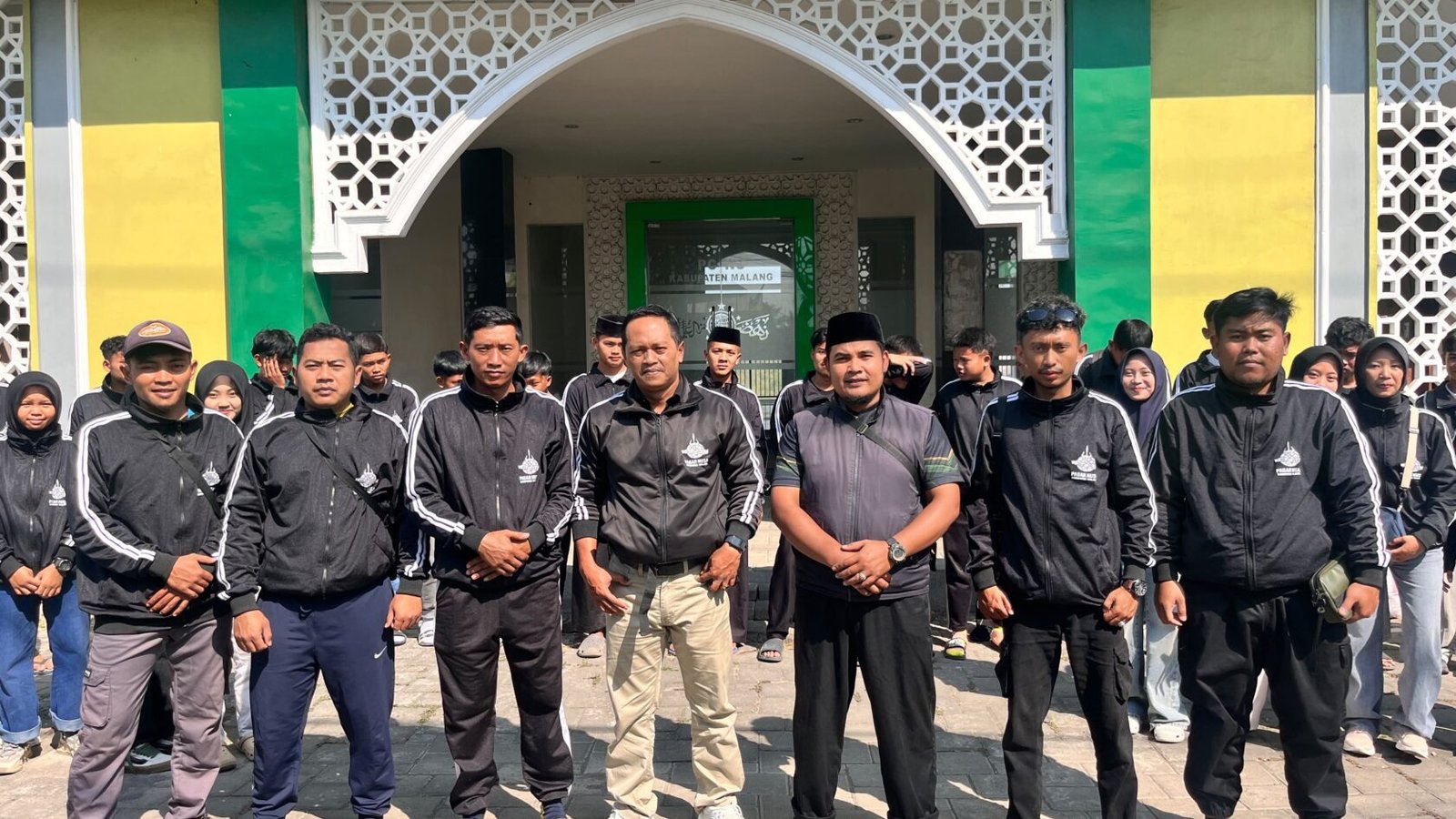 Kontingen Pagar Nusa Kabupaten Malang yang berisi 35 pesilat menuju Banyuwangi untuk Kejuaraan Wilayah X Pagar Nusa Jawa Timur (23/9)./dok.ROF