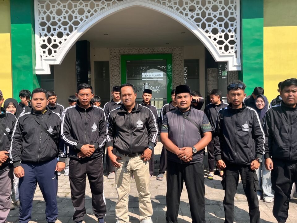 Kontingen Pagar Nusa Kabupaten Malang yang berisi 35 pesilat menuju Banyuwangi untuk Kejuaraan Wilayah X Pagar Nusa Jawa Timur (23/9)./dok.ROF